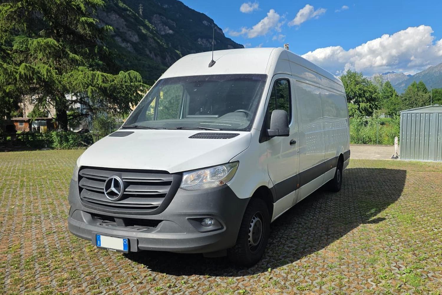 Main vehicle image