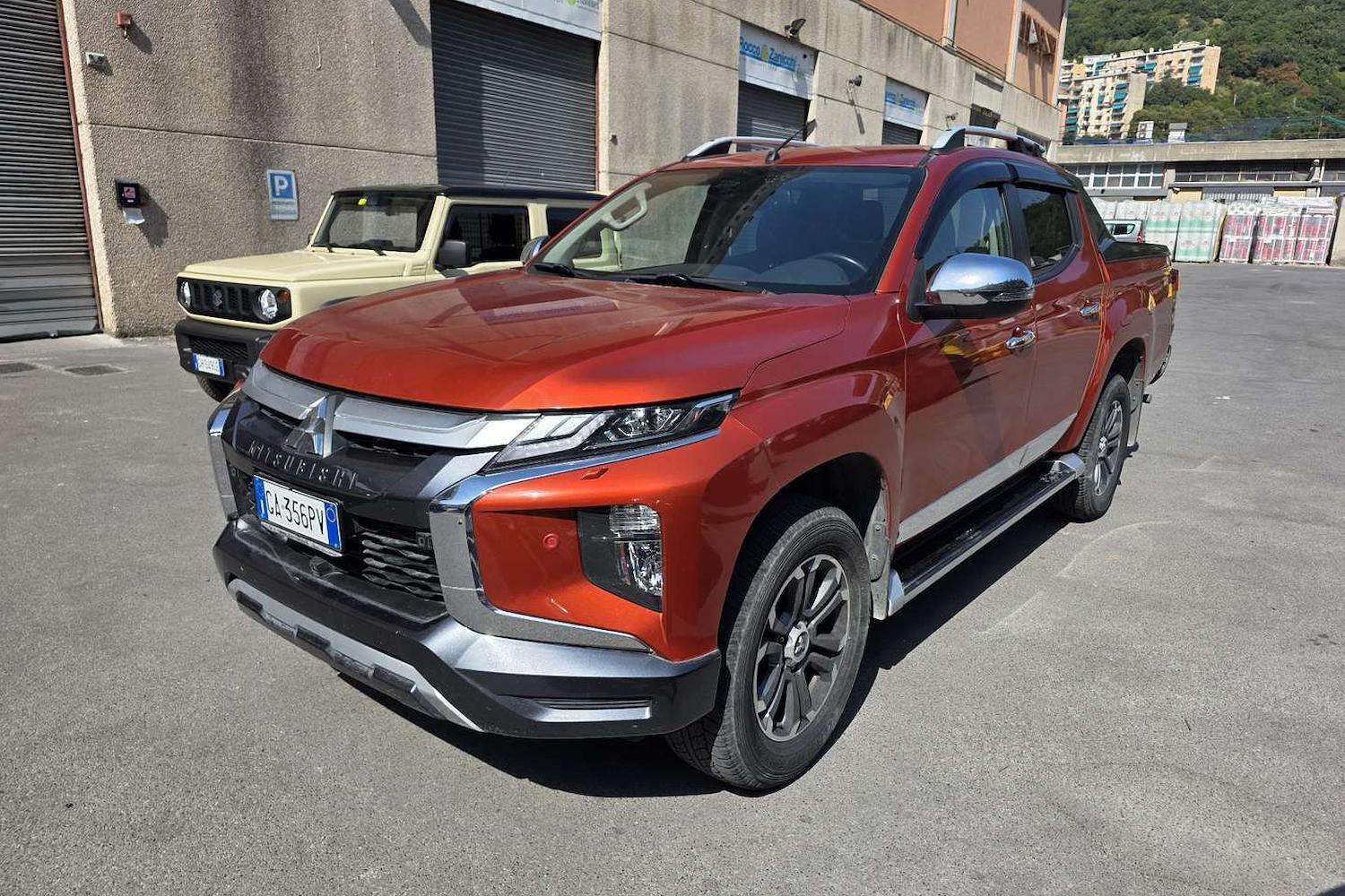 Main vehicle image
