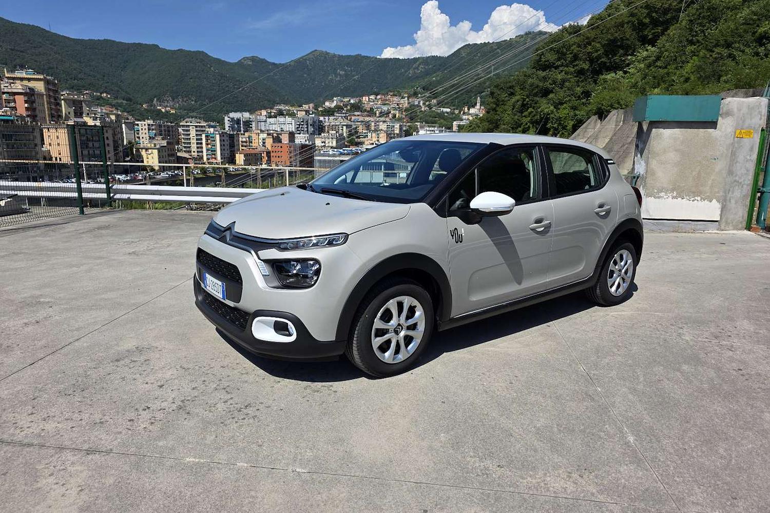 Main vehicle image