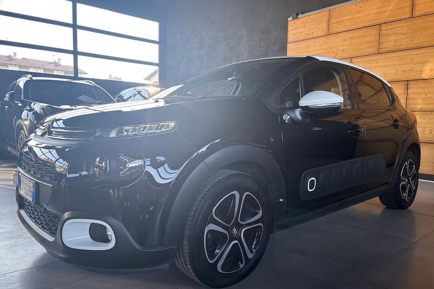 Main vehicle image