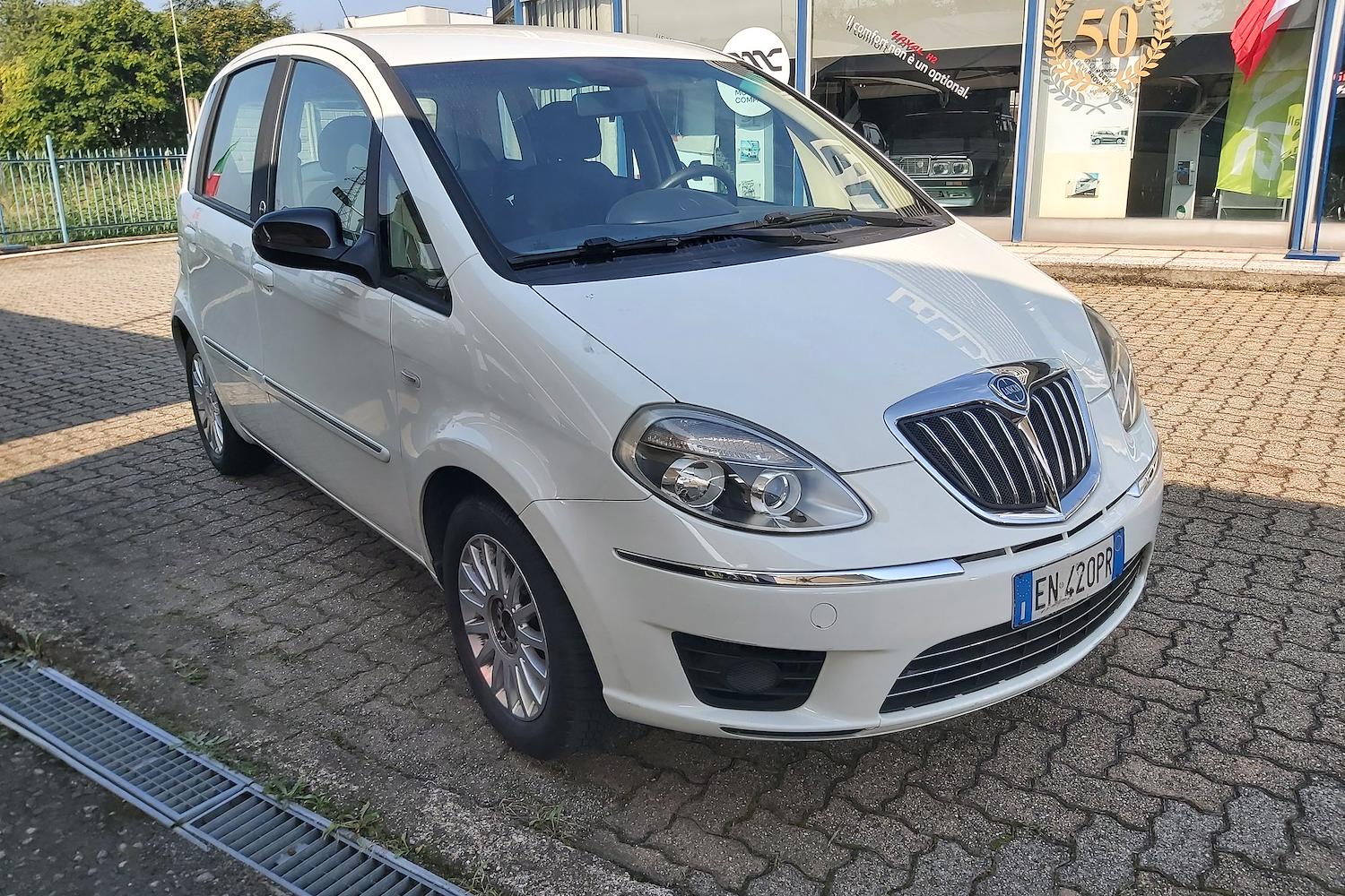 Main vehicle image