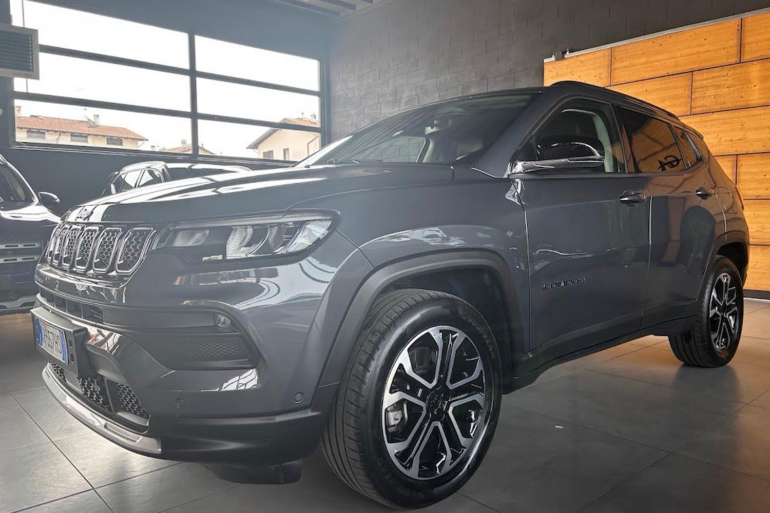 Main vehicle image