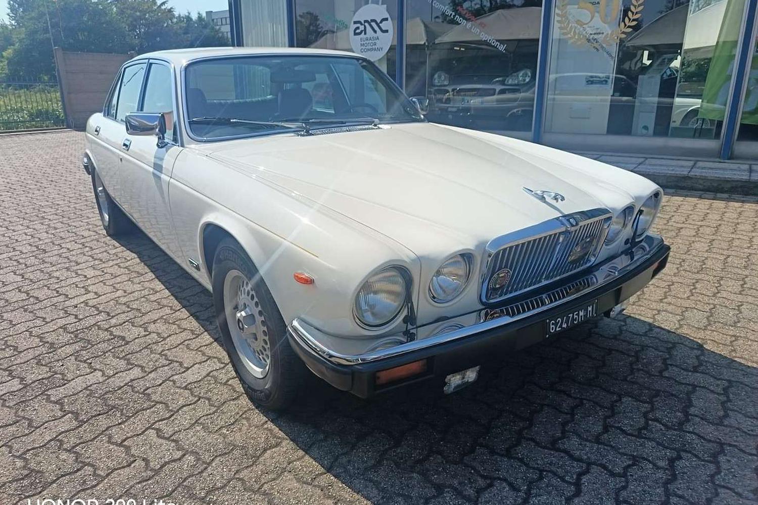 Main vehicle image