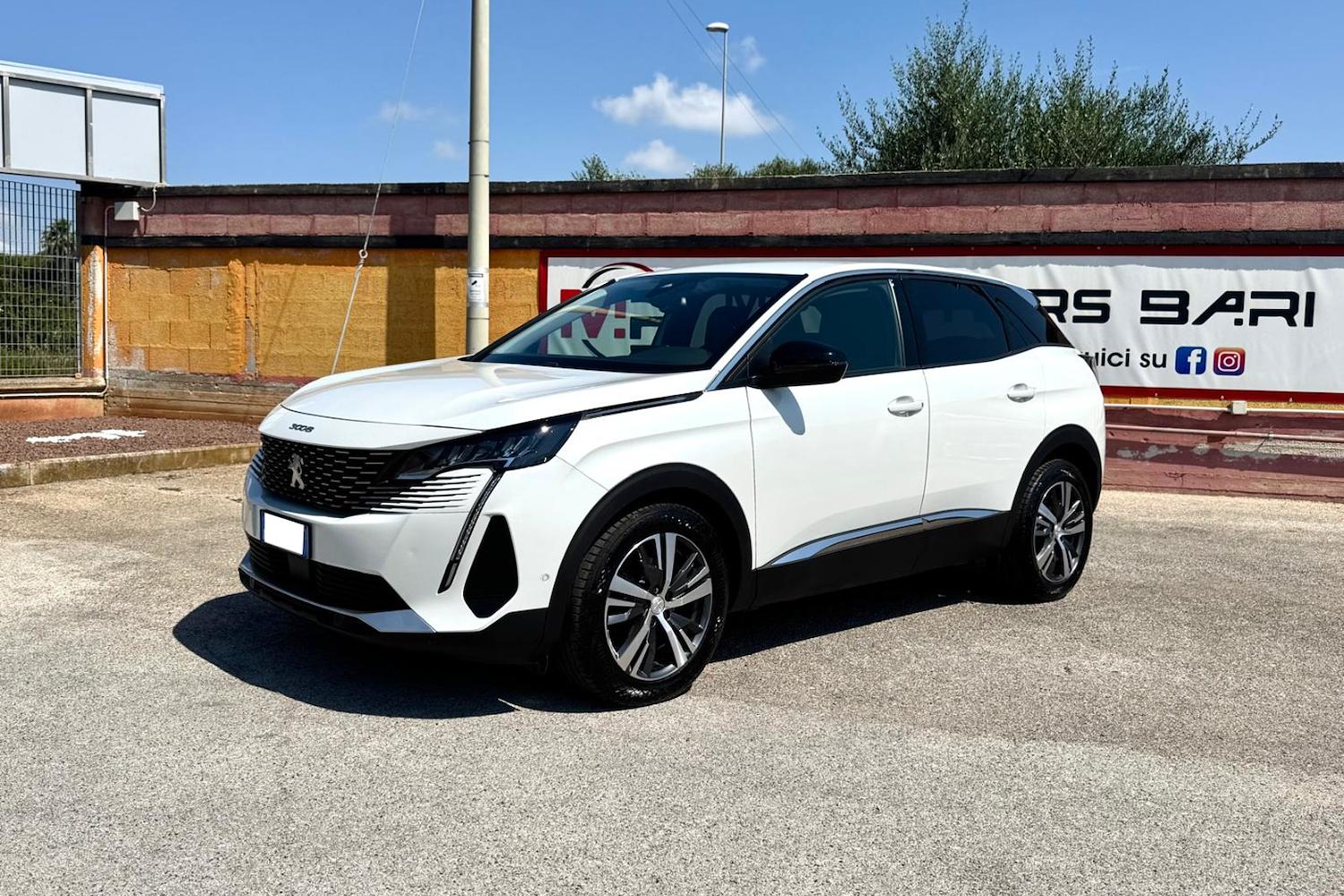 Main vehicle image