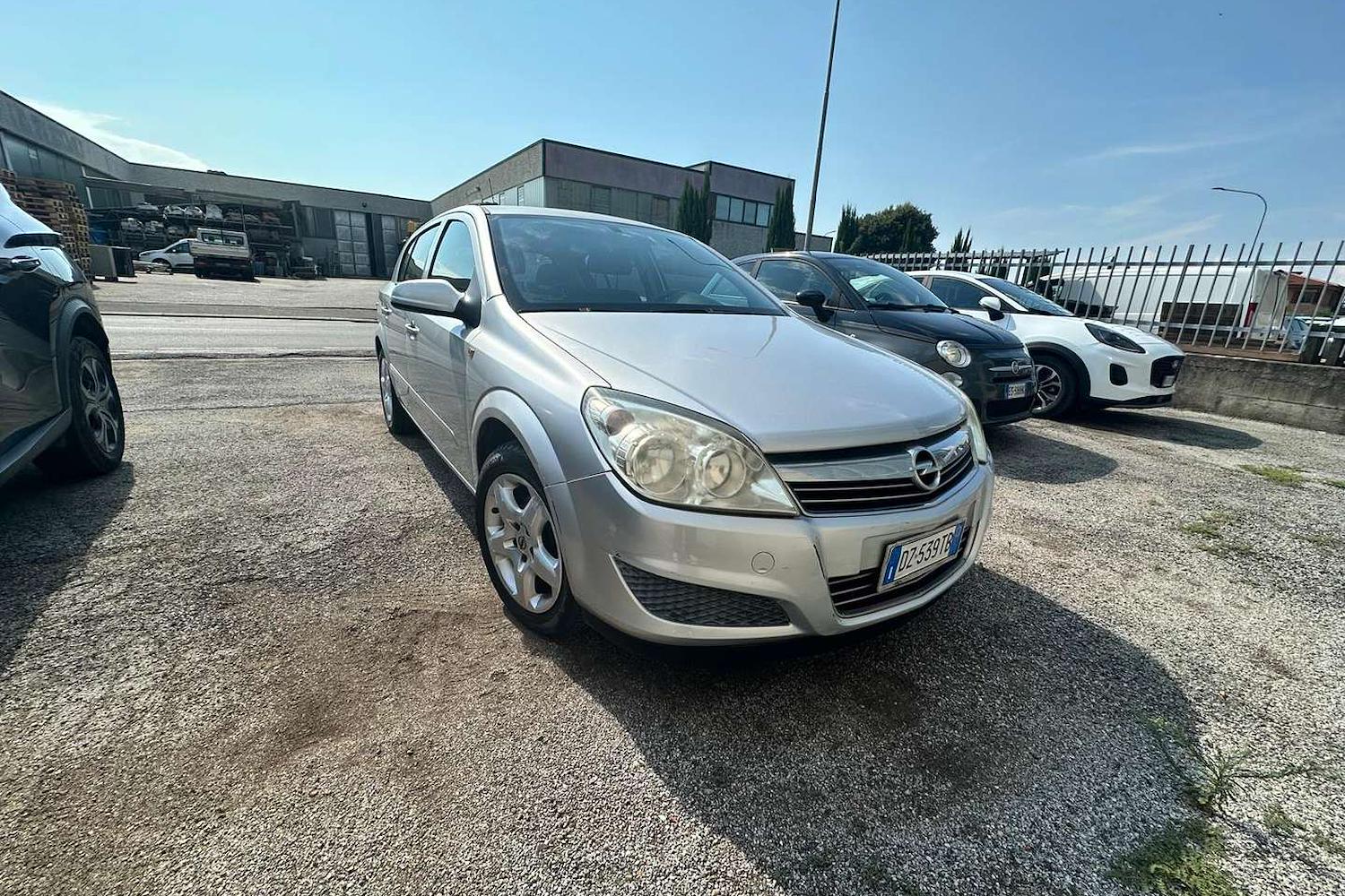 Main vehicle image
